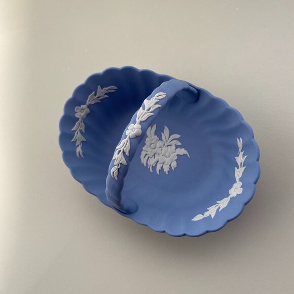 Wedgwood Blue Jasperware Floral Fluted Basket with White Motif - Picture 6 of 8